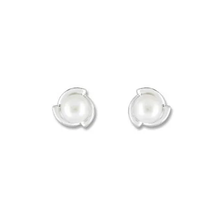 Boucles d'oreilles avec un motif fantaisie en or blanc 9 carats et orné d'une Perle de culture blanche.
